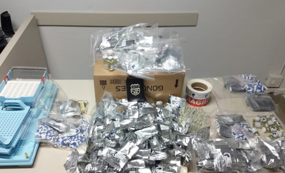 Materiais apreendidos sobre uma mesa.