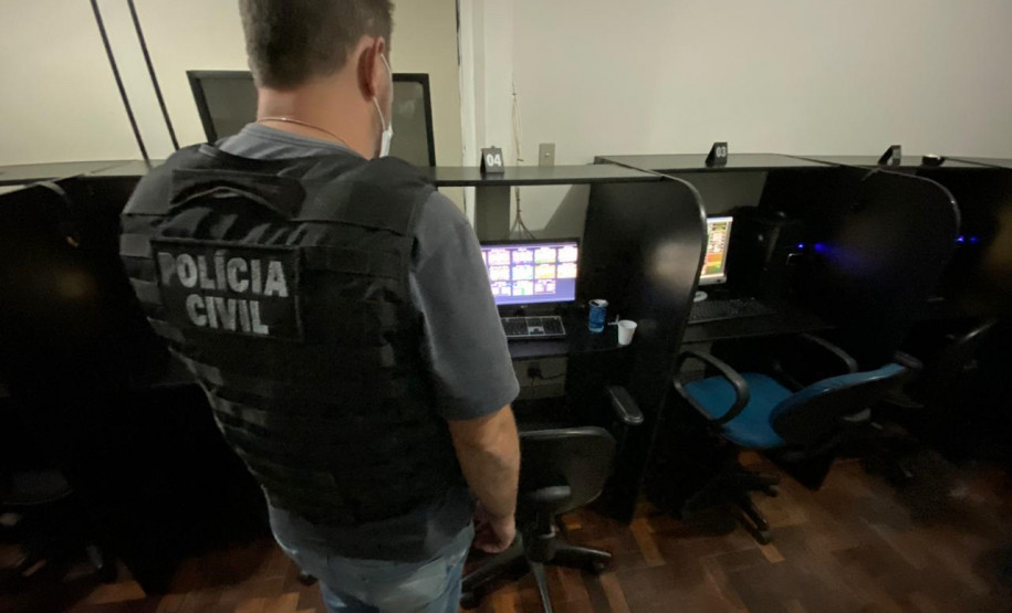 Policial observa equipamentos utilizados para jogos