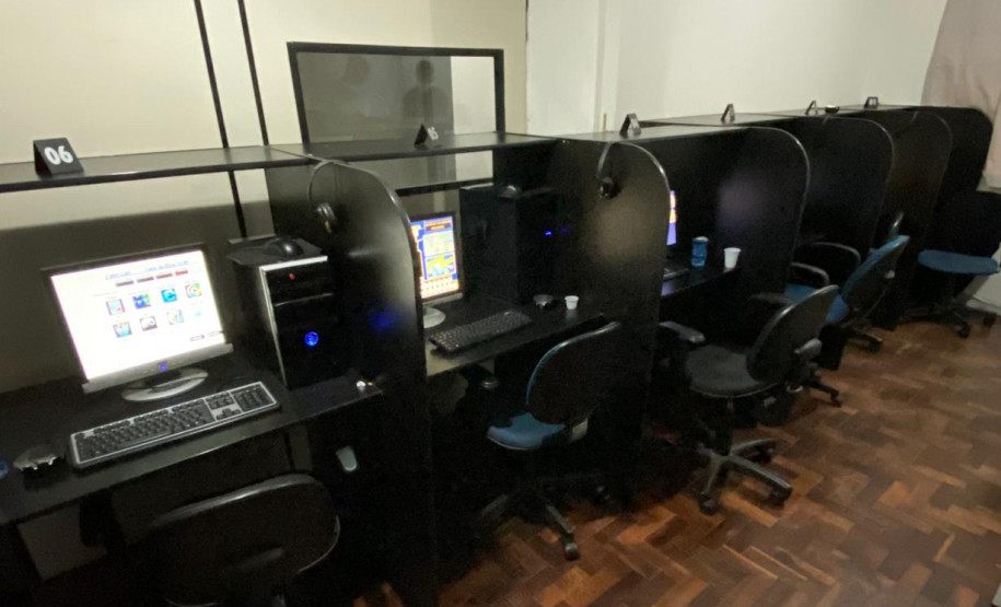 Sala com diversas máquinas de jogos