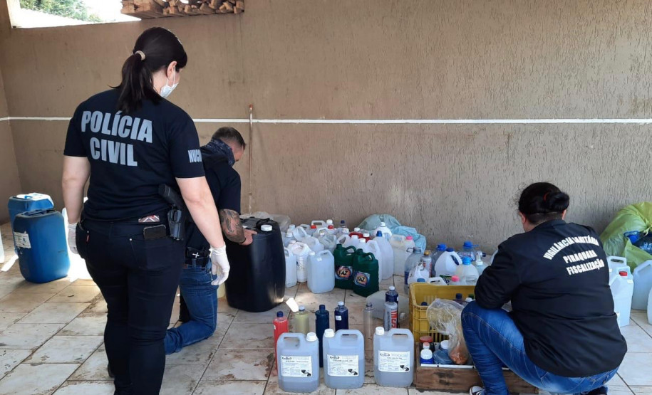 Equipe policial verificando o produto