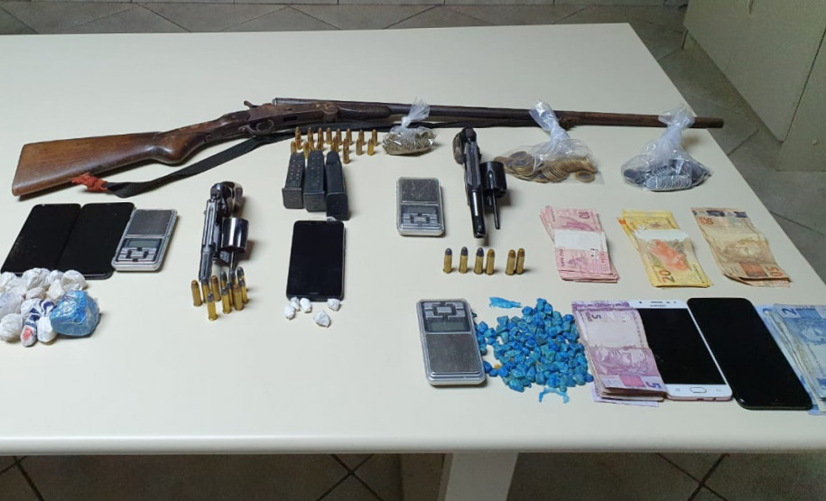 Objetos apreendidos, sobre uma mesa.