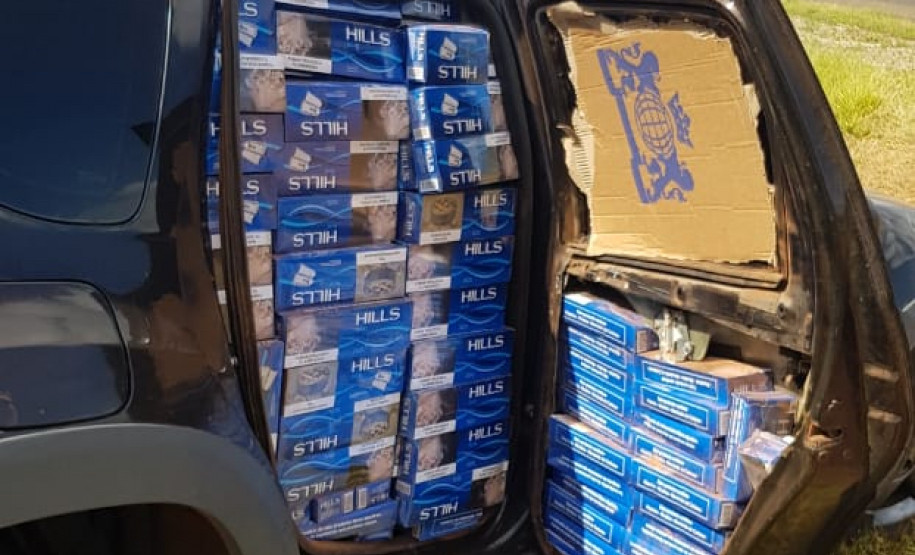 Veículo com a porta aberta, mostrando o material contrabandeado