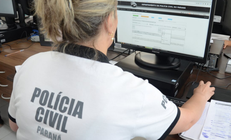 Policial civil ao computador