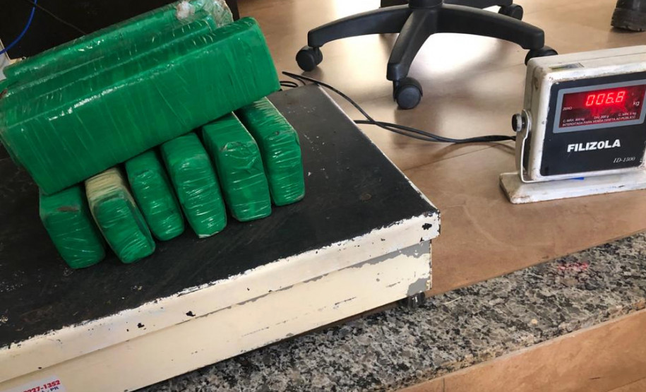 Tabletes de droga sobre uma balança