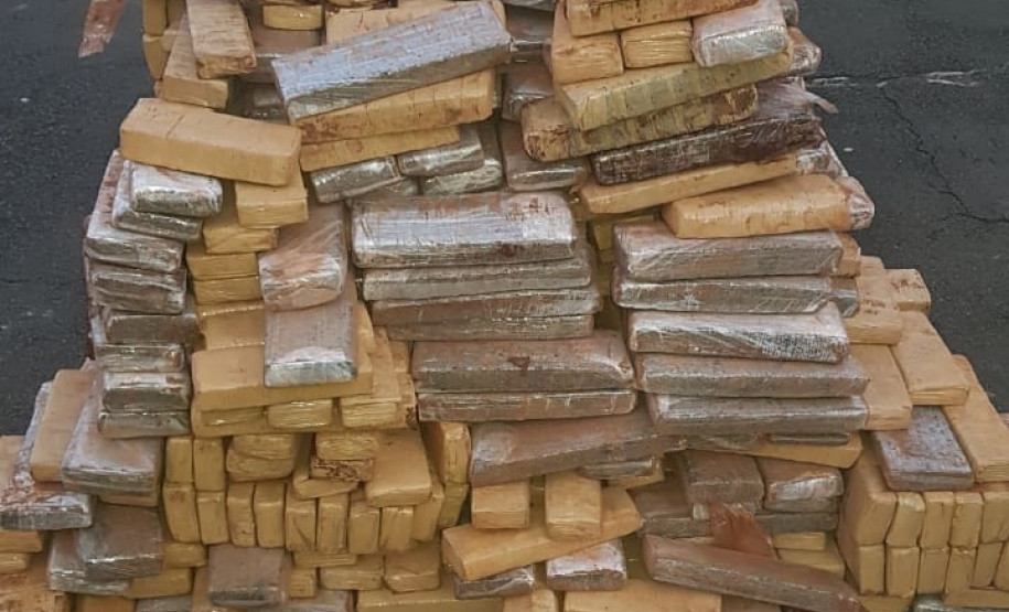 Centenas de tabletes de droga empilhadas