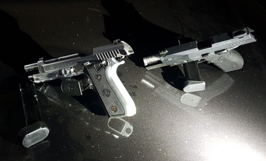 Duas armas apreendidas.