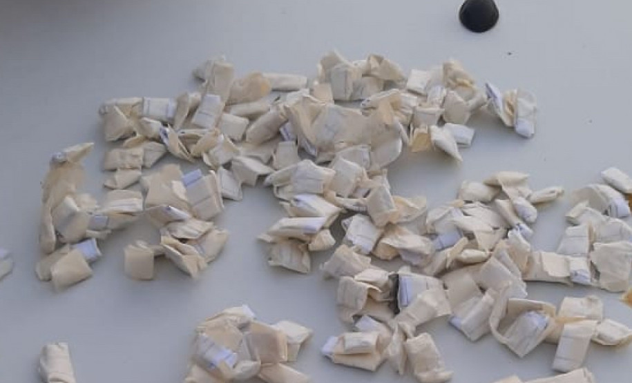 Dezenas de trouxas de droga sobre o capô de um veículo