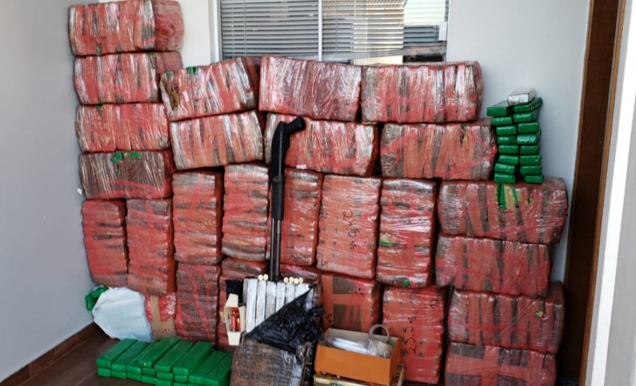 Pacotes e tabletes de droga apreendida