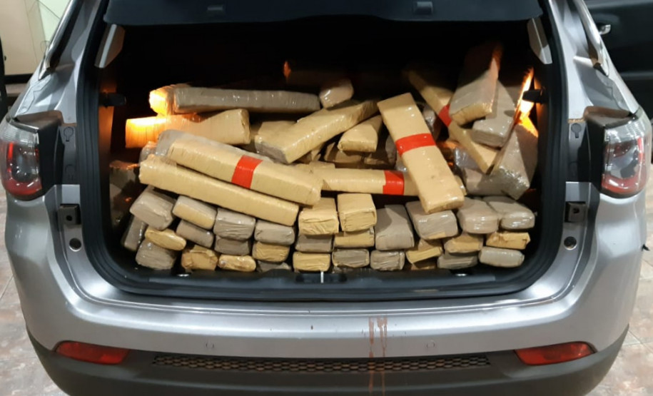 Diversos tabletes de droga no porta-malas de um veículo