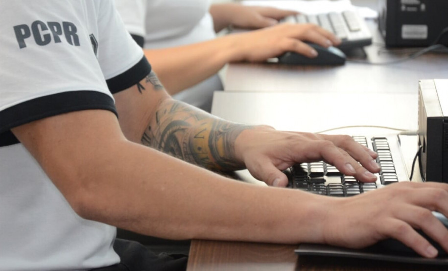 Policiais civis em atividade ao computador