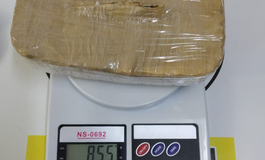 Tablete de droga sobre uma balança