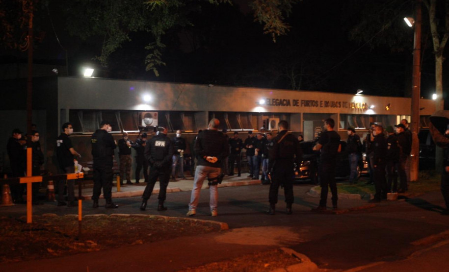 Equipe de policiais civis reunida antes da operação