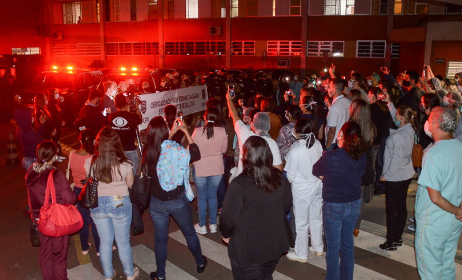 Policiais civis expõe faixa homenageando profissionais da saúde