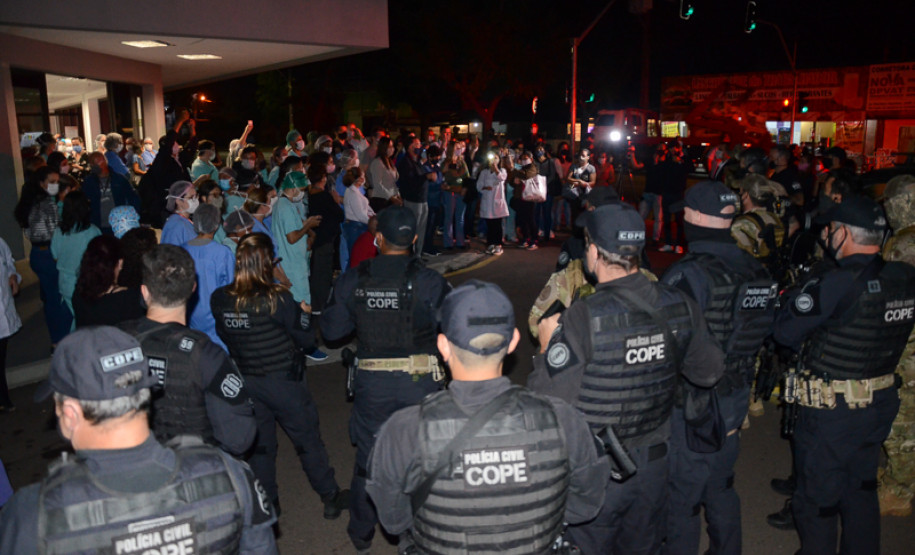 Policiais civis expõe faixa homenageando profissionais da saúde