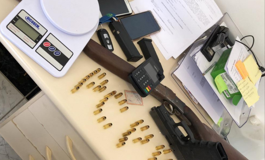 Diversos objetos apreendidos, sobre uma mesa