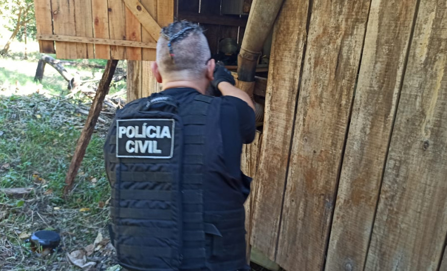 Policial civil averiguando local