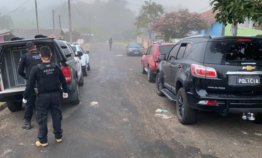 Policiais civis e viaturas na rua