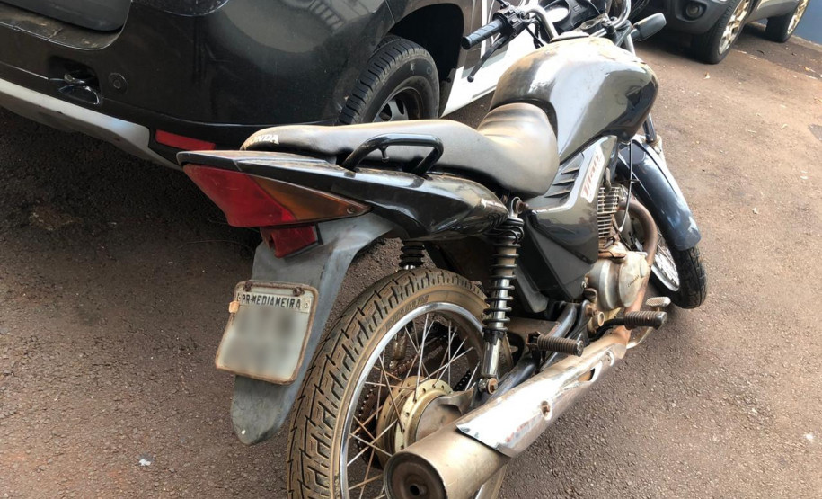 Motocicleta estacionada