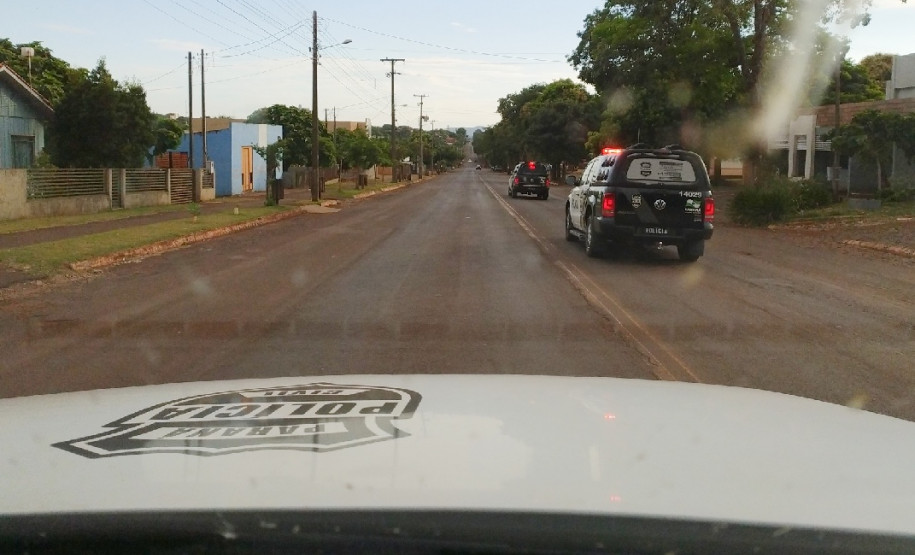 Viaturas da polícia civil em trânsito