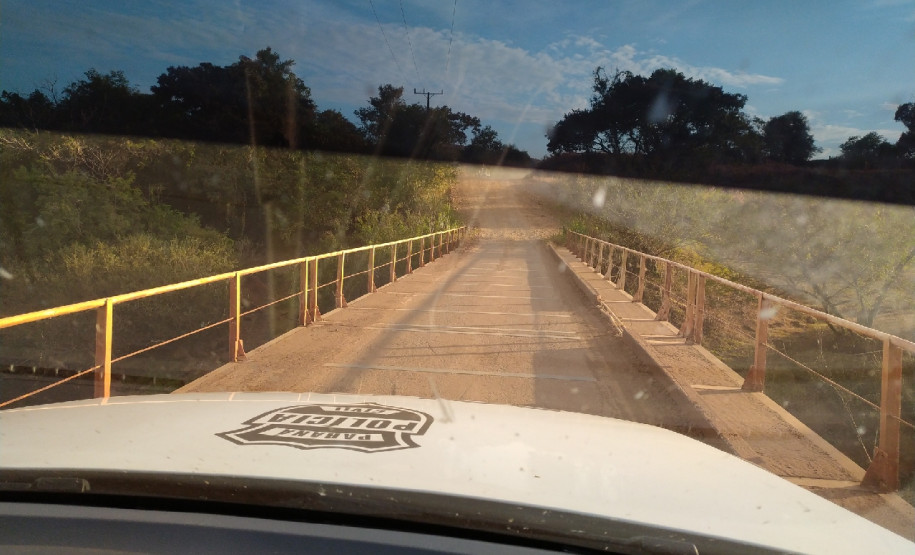 Viatura da polícia civil atravessando uma ponte