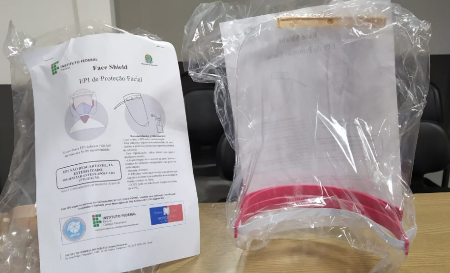 Embalagens com as máscaras, sobre uma mesa