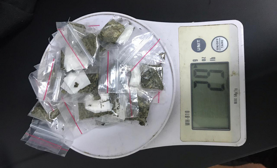 Diversos pacotes de droga sobre uma balança digital