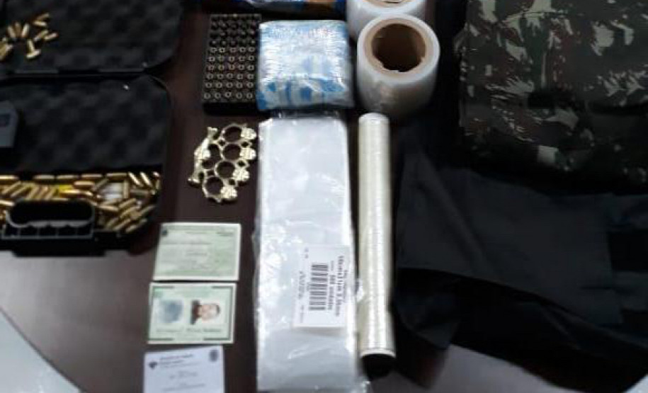 Diversos materiais apreendidos, sobre uma mesa