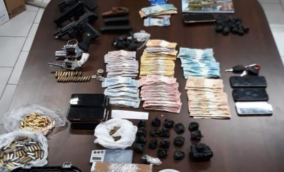 Diversos materiais apreendidos, sobre uma mesa