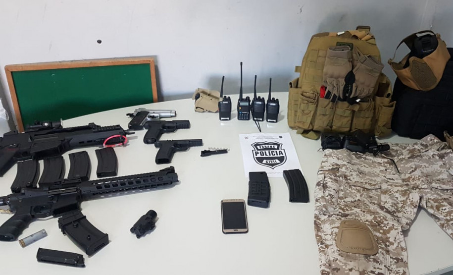 Material apreendido, sobre uma mesa.