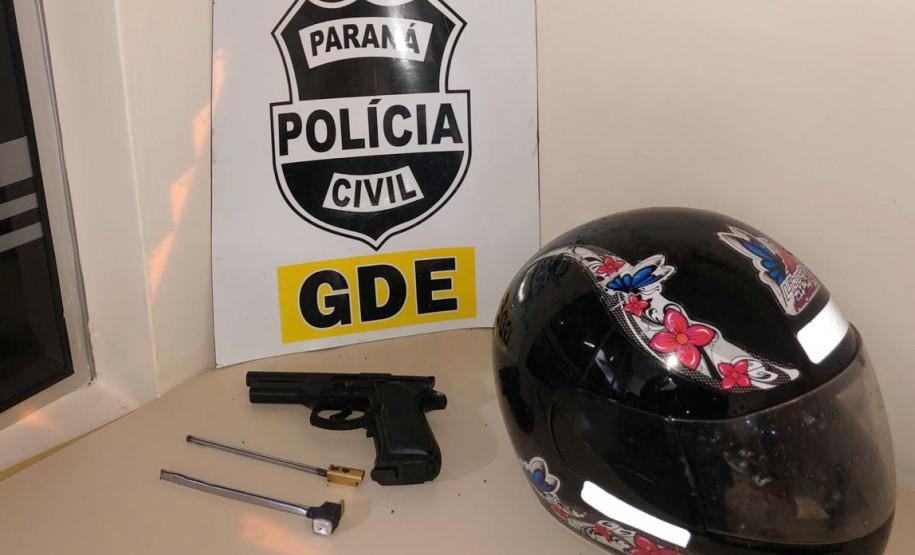 Objetos apreendidos sobre uma mesa.