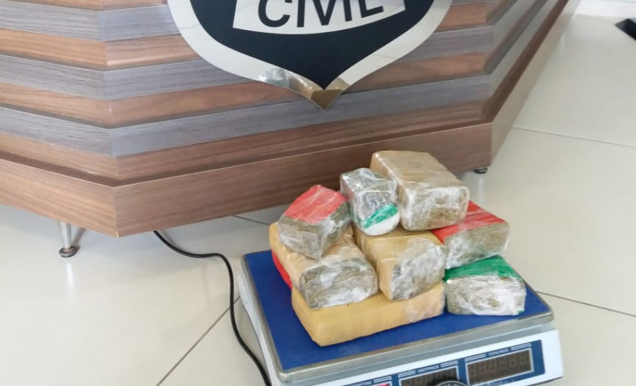 Diversos pacotes de droga sobre uma balança