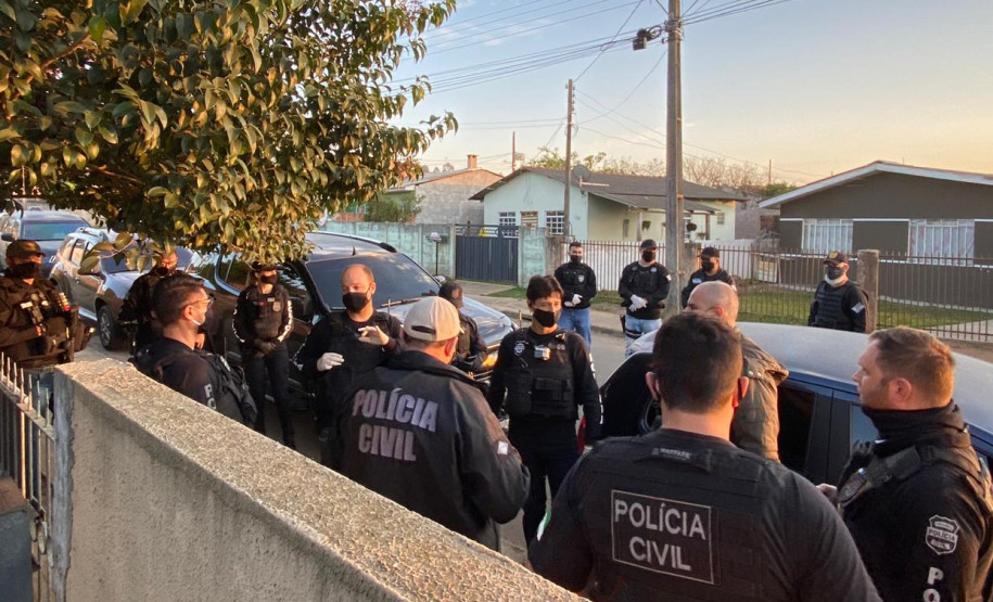 Vários policiais civis reunidos em uma calçada