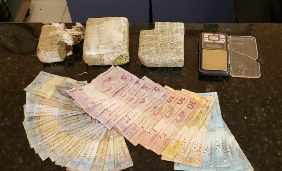 Materiais apreendidos, sobre uma mesa