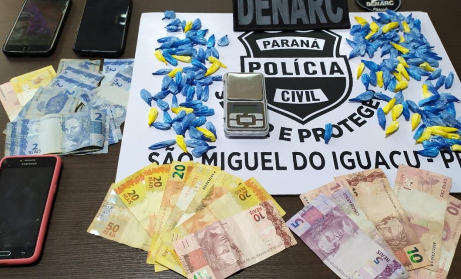 Materiais apreendidos, sobre uma mesa.