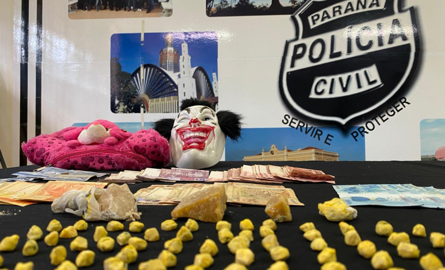 Diversos materias apreendidos, sobre uma mesa