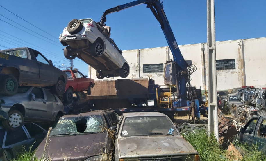 Veículo sendo levantado por guindaste