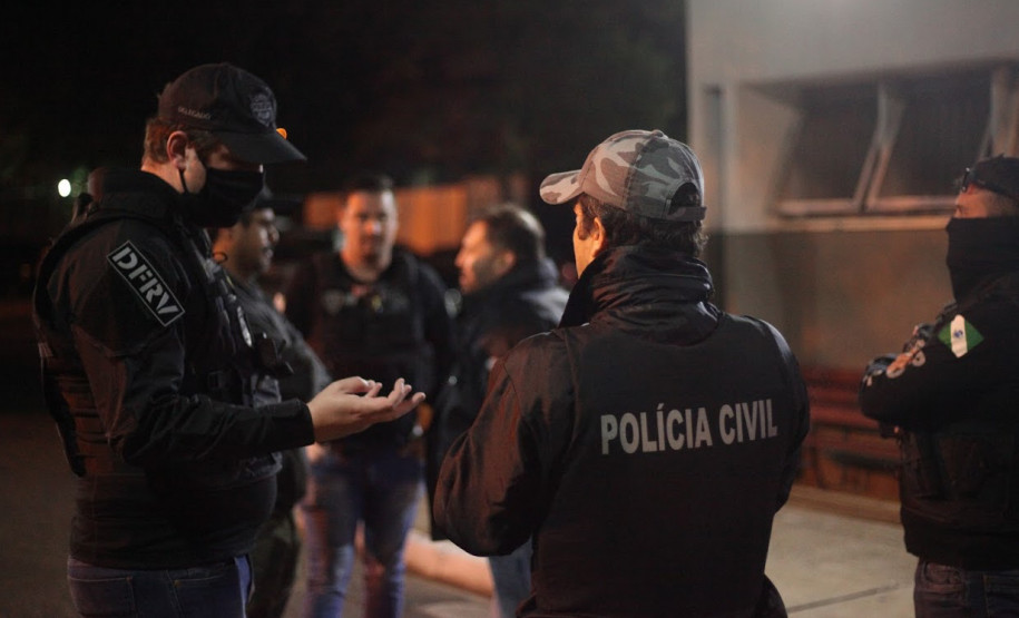 Policial civil recebendo instruções antes de saída para operação