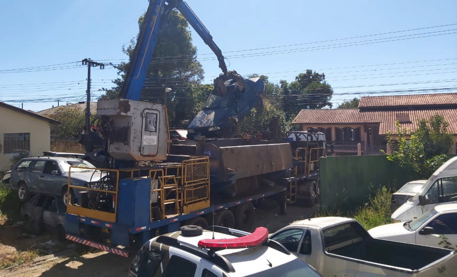 Veículo sendo levantado por guindaste