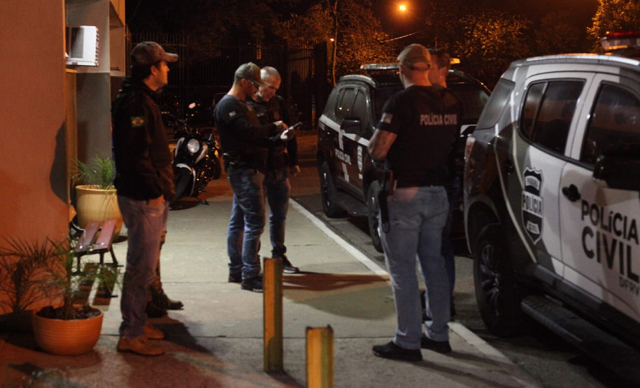 Vários policiais civis em momento de saída para cumprimento de busca.