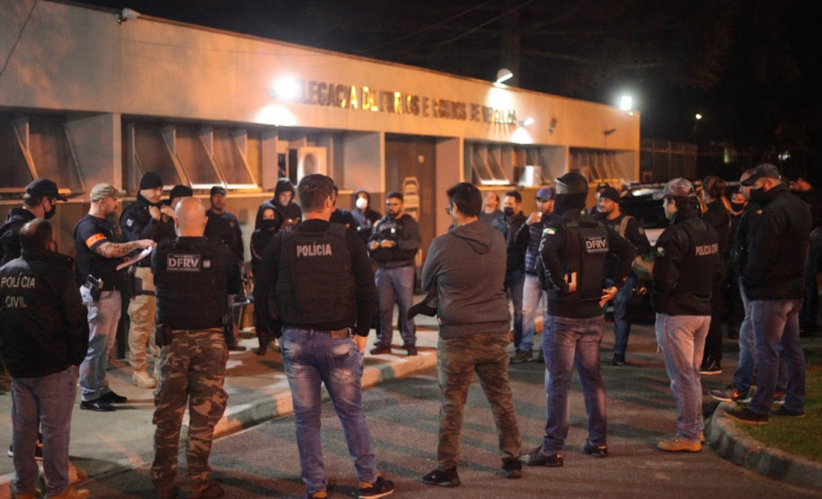 Diversos policiais civis recebendo instruções antes de saída para operação