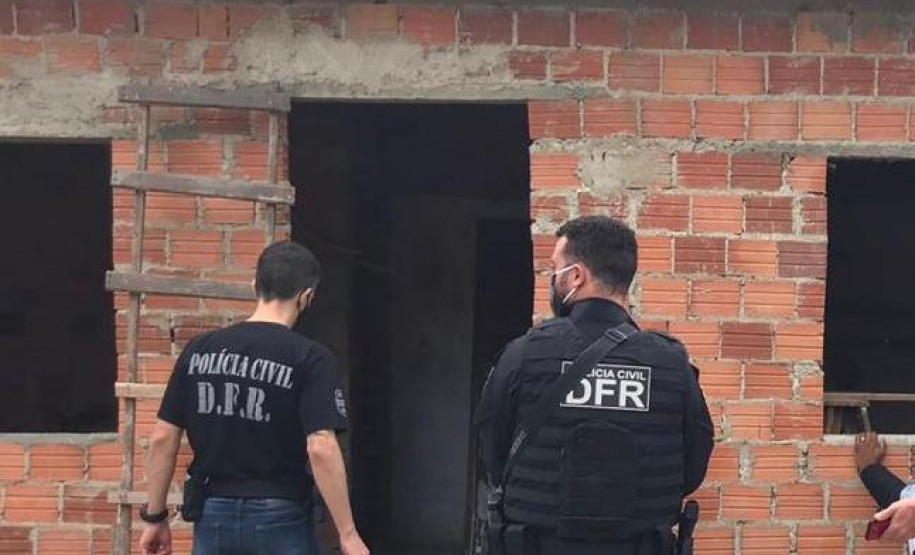 Policiais civis cumprindo mandados de busca e apreensão