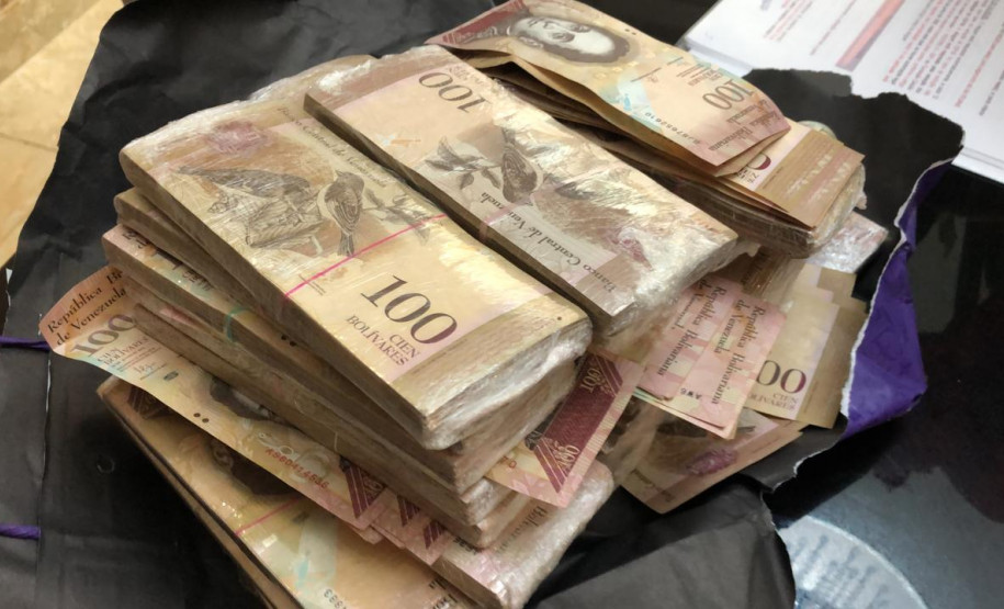 Bolivar venezuelano apreendido na residência de um dos alvos