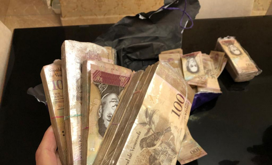 Bolivar venezuelano apreendido na residência de um dos alvos
