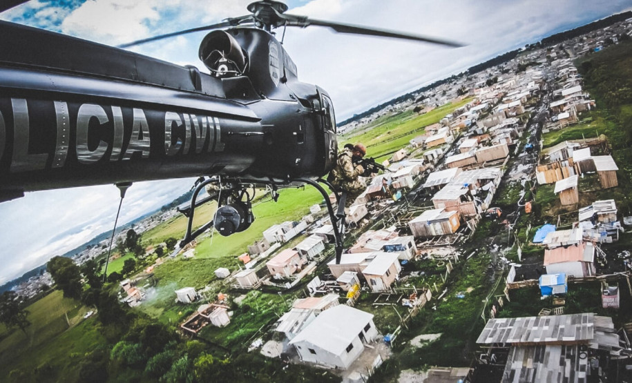 Helicóptero da polícia civil sobrevoando área urbana
