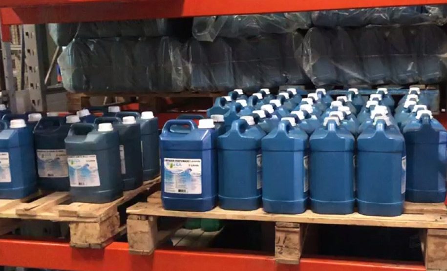 Diversos galões de álcool etílico em uma prateleira