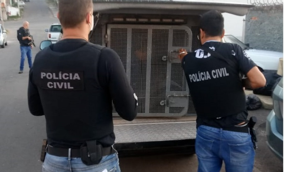 Policiais prende suspeito de homicídio dentro da viatura
