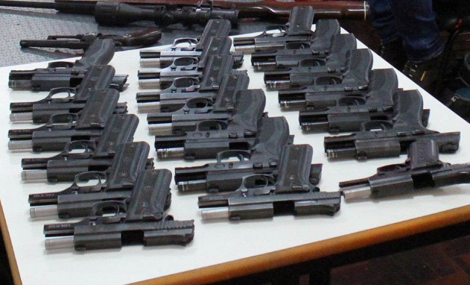 Diversas armas agrupadas sobre uma mesa