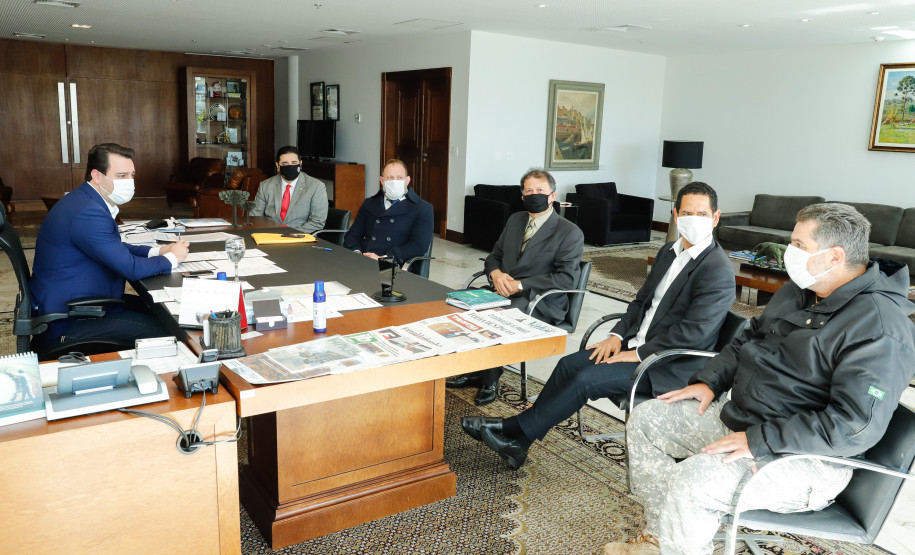 Participantes sentados, em reunião