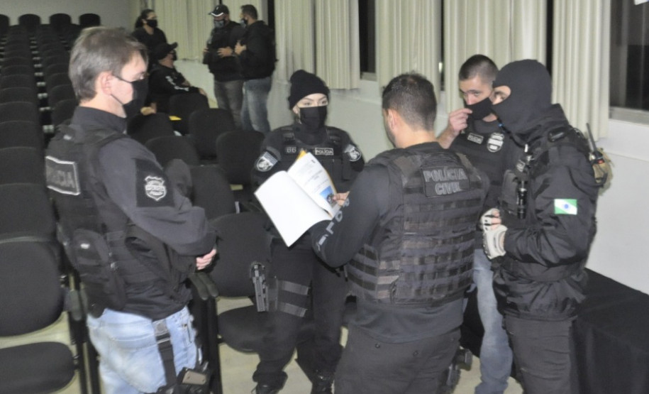 Policiais civis recebendo instruções para sair em operação