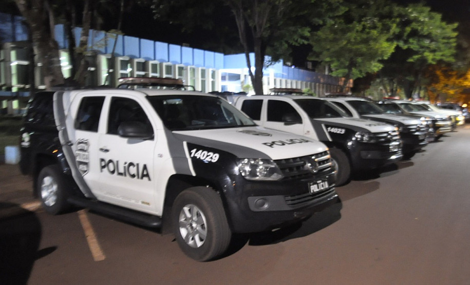 Diversas viaturas estacionadas, antes de saída para operação